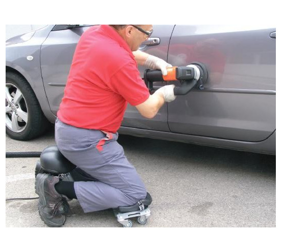 Siège ergonomique SR-1 RUBI en situation, carreleur agenouillé polissant une surface latérale de voiture.