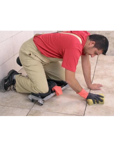 Carreleur en situation, utilisant le Siège ergonomique SR-1 RUBI pour le nettoyage des joints de carrelage.