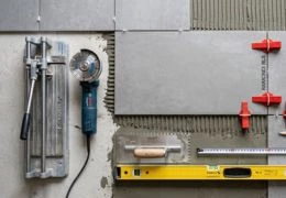 Guide : La liste d’outillage carreleur pour des chantiers haute performance