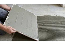 Double encollage du carrelage : quand est-ce obligatoire et comment le réussir ?